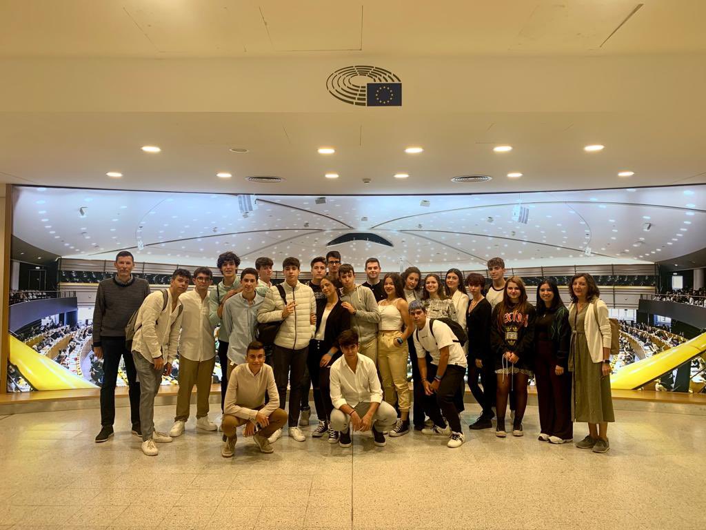 zarzalejosj's tweet photo. Hoy he recibido en el @Europarl_ES a un grupo de alumnos del @IesTrassierra #Córdoba. Es una excelente oportunidad para que los #jóvenes conozcan de primera mano el trabajo que realizamos desde aquí. https://t.co/Ebux7b401w