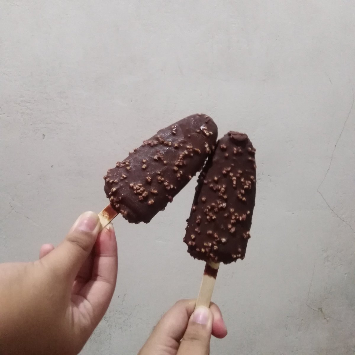 eaj_parkian's tweet photo. bought ice cream for my cousin since kaming dalawa lang naiwan dito sa house again 

@lunchwithmydays
#whileSungjinisaway
@DAY6_BOBSUNGJIN
@DAY6__SUNGJIN https://t.co/nWw7G6sJF3