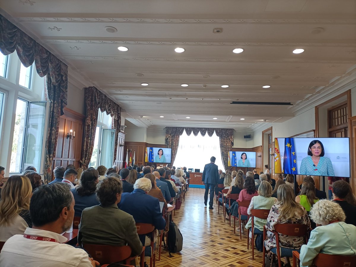 Elmedicoint's tweet photo. Estamos  en el XX encuentro de la Industria Farmacéutica @Farmaindustria en la #IUMP en Santander #cursiosdeverano vía @Elmedicoint https://t.co/7Cy6I1Tx6y