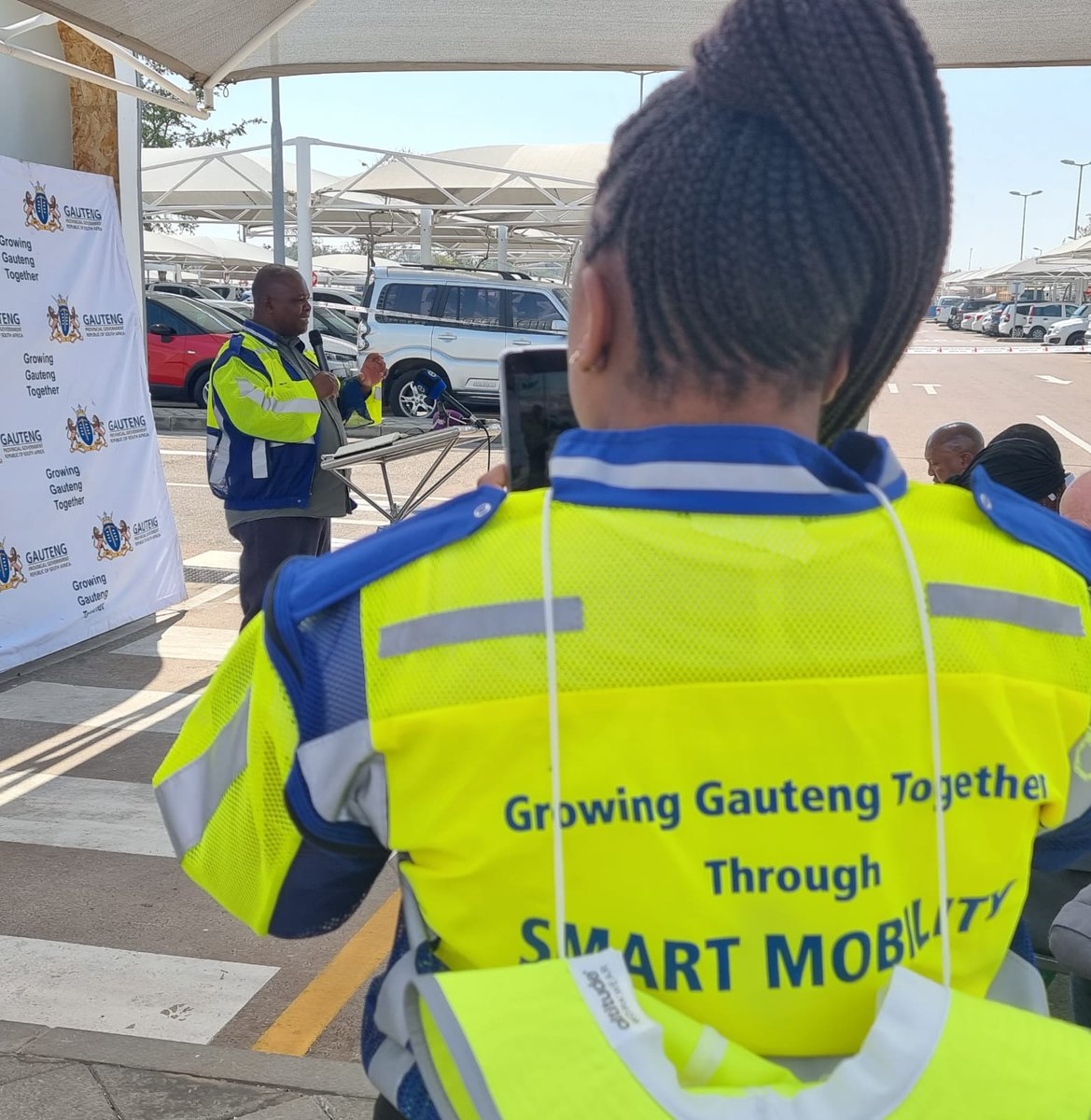 TheGautrain's tweet photo. Gautrain station Driver’s Licence Testing Centres (DLTCs) are now open and we can help with the following:
📌 Licence card renewals
📌 Temporary driver’s licence applications
📌 Traffic fine payments
More here: https://t.co/29ianveC05
#RequestASlot
#GautrainJourneys
Cc @GPDRT_ https://t.co/8Ie3drPCLF