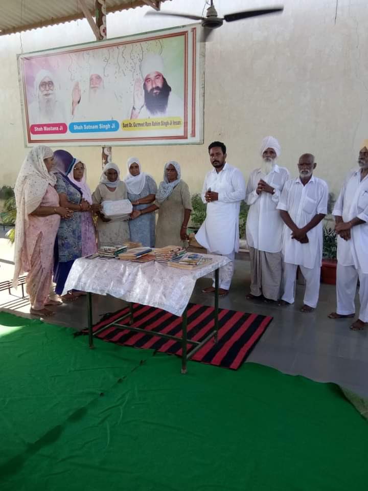 Preet_insa777's tweet photo. With an aim to spread literacy, @DSSNewsUpdates volunteers give free books &amp; stationery to underprivileged children by setting up book bank. Inspiration source Saint Dr. @Gurmeetramrahim Singh Ji Insan. #WorldLiteracyDay
#InternationalLiteracyDay https://t.co/K5Xonmdc2Q
