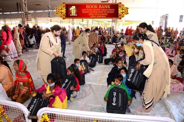 Preet_insa777's tweet photo. With an aim to spread literacy, @DSSNewsUpdates volunteers give free books &amp; stationery to underprivileged children by setting up book bank. Inspiration source Saint Dr. @Gurmeetramrahim Singh Ji Insan. #WorldLiteracyDay
#InternationalLiteracyDay https://t.co/K5Xonmdc2Q