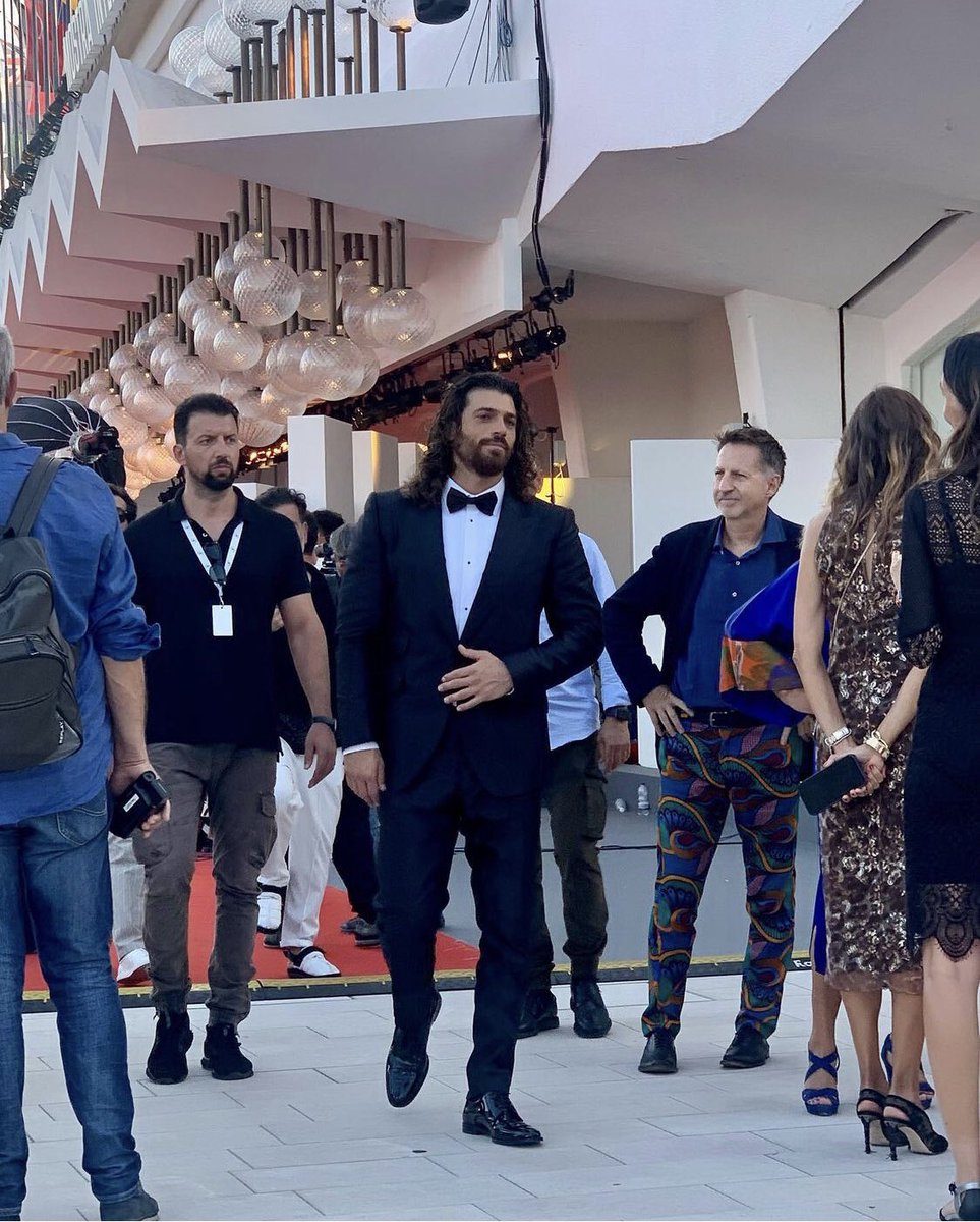 Another day for standing out in the crowd.

Good morning fandom! 

#CanYaman