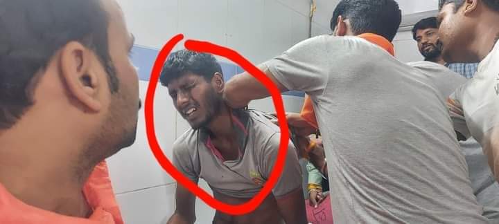 ravikan0325126's tweet photo. दर्द से कहरता सख्स वही है जी अकेले रणवीर कपूर को उज्जैन महाकाल बाबा का दर्शन करने के लिए सैकड़ों पुलिस वाले के लाठी का शिकार हुवा ये कोई अपने नौकरी,पैसा के खातिर मार नही खाया बल्कि धर्म के खातिर खाया तो क्या सनातनियो ब्रह्मस्त्रा मूवी का आप #boycott नही कर सकते हो? https://t.co/WkbaI53B6o