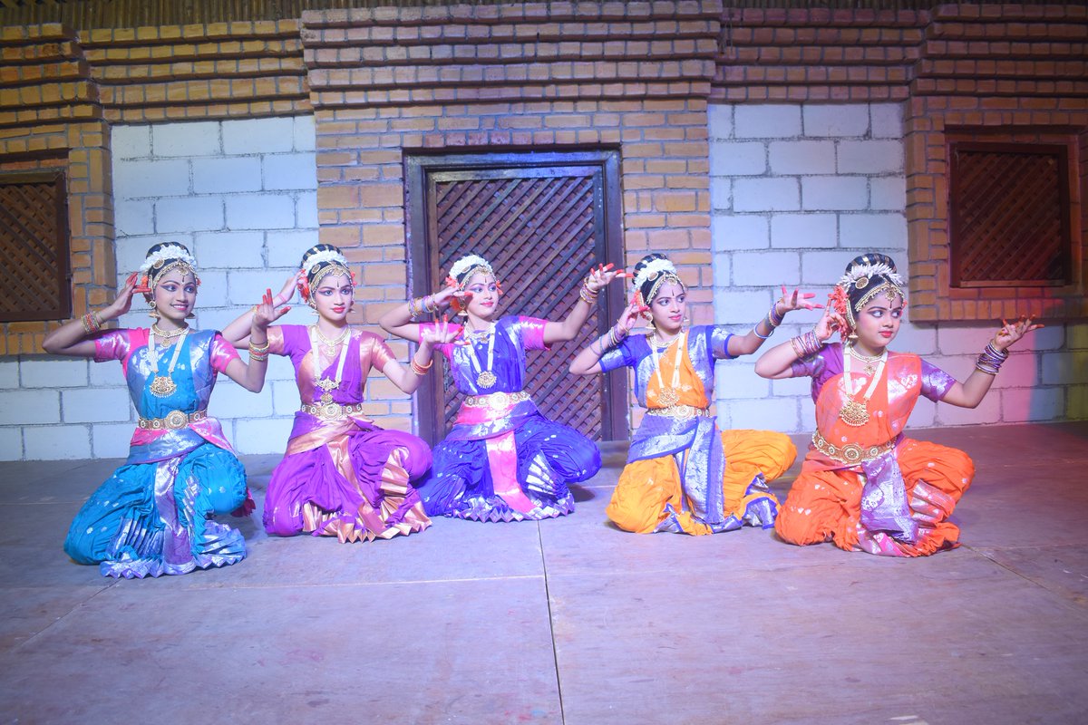 shilparamamhyd's tweet photo. kuchipudi Performance by the students of Smt. Rohini Kandala...07.09.2022
#kuchipudidance #sareemela #shilparamamevents #hydevents #happeningnow #shilparamam https://t.co/9soP1uwiIX