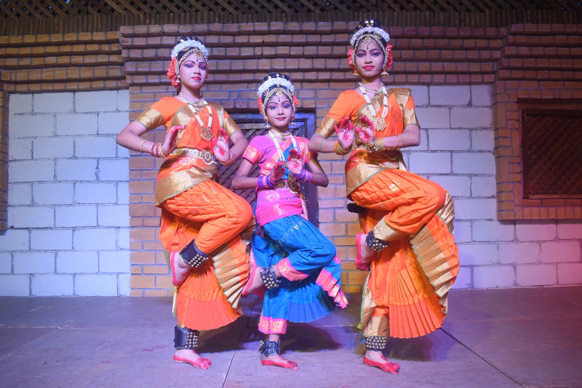 shilparamamhyd's tweet photo. kuchipudi Performance by the students of Smt. Rohini Kandala...07.09.2022
#kuchipudidance #sareemela #shilparamamevents #hydevents #happeningnow #shilparamam https://t.co/9soP1uwiIX