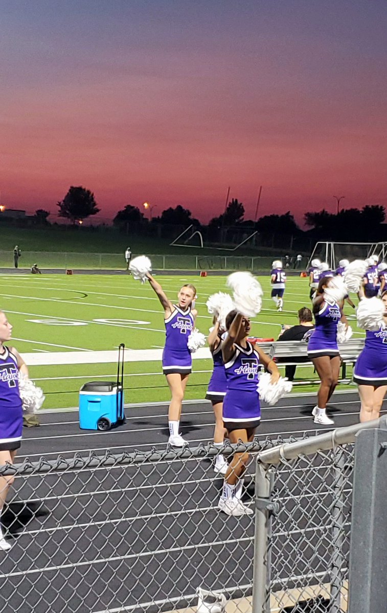 AmyParten32's tweet image. Nothing better than ending my day by watching Sam cheer her 1st game as an 8th grader! I even got to bring her cousins along to join in on supporting her! I&apos;m all smiles with a full heart ❤️ #Hawks #TMScheer #grateful
