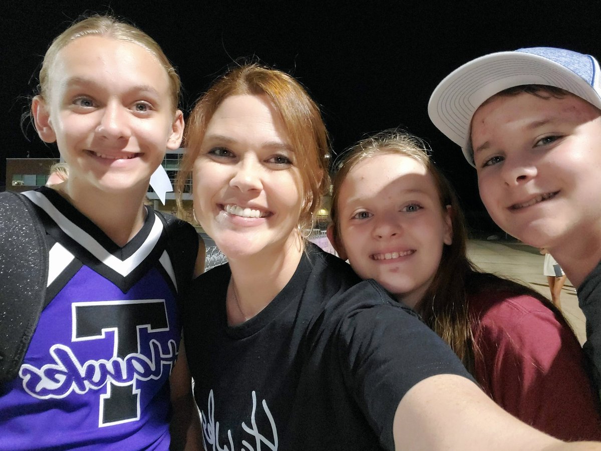 AmyParten32's tweet image. Nothing better than ending my day by watching Sam cheer her 1st game as an 8th grader! I even got to bring her cousins along to join in on supporting her! I&apos;m all smiles with a full heart ❤️ #Hawks #TMScheer #grateful