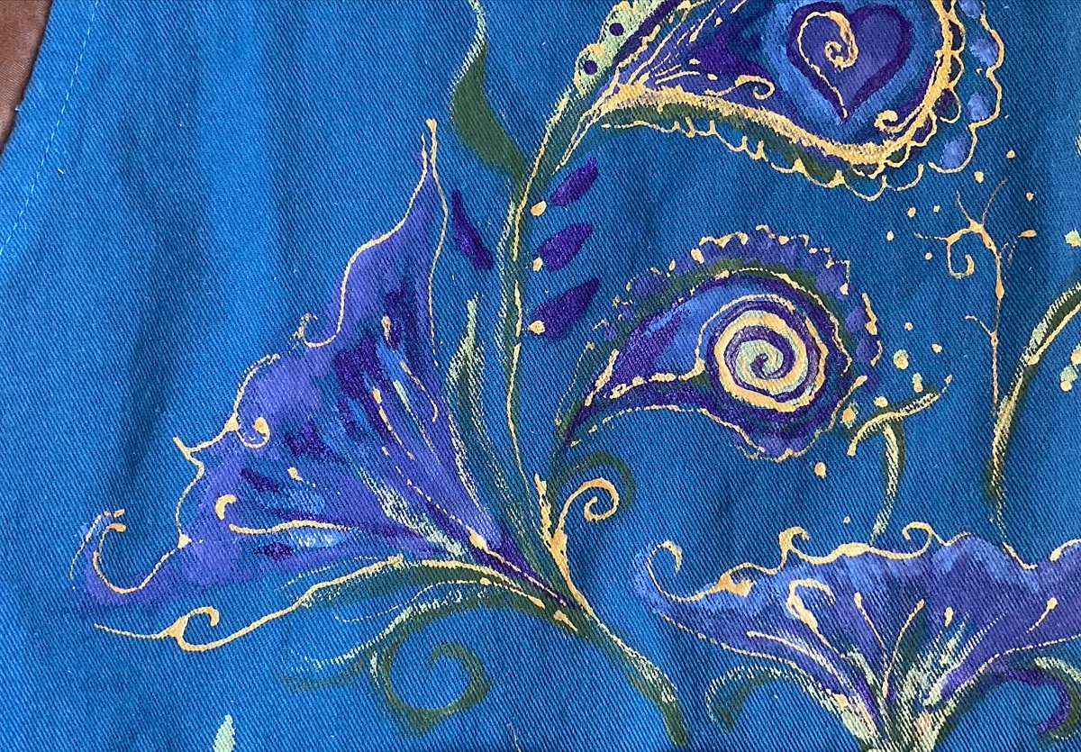 outlawbunny's tweet photo. I painted my apron. #Kitchenmagic #kitchenwitch #Hearthmagic https://t.co/DnlHFpwKkj