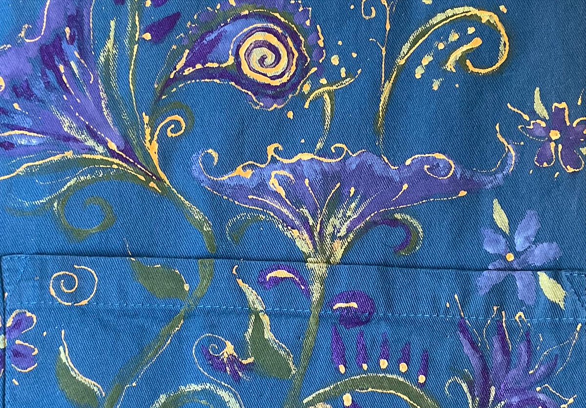 outlawbunny's tweet photo. I painted my apron. #Kitchenmagic #kitchenwitch #Hearthmagic https://t.co/DnlHFpwKkj