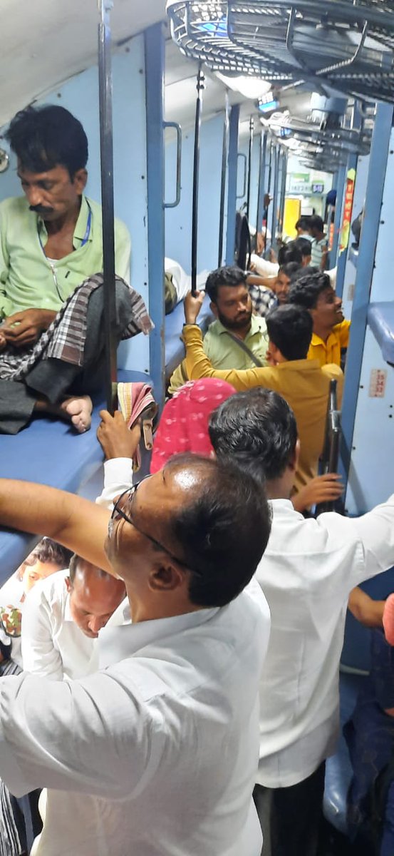 laxmangg's tweet image. This is the situation of 17057/17058 Devgiri Express. Sleeper class is just like a general coach and passengers been harrased by unreserved passengers. @Indianrailway18 @SCRailwayIndia @AshwiniVaishnaw  What the TCs are doing? Or getting bribe to allow this?