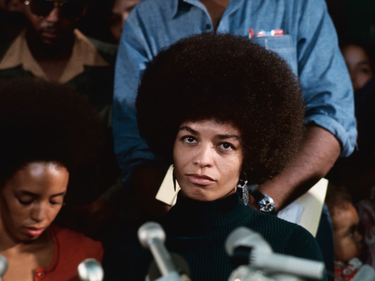 Titled 'Seize the Time', the Oakland Museum of California’s upcoming exhibition is curated around the influence of #activist and scholar #AngelaDavis and spans over 130 pieces. Read more here: iraq-solidarity.blogspot.com/2022/09/graspi…