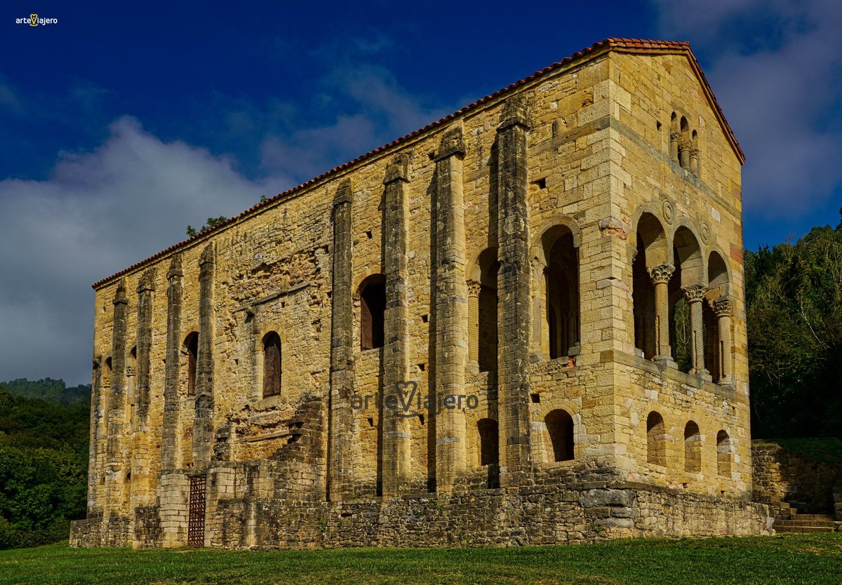 arteviajero_com's tweet photo. Hoy celebramos el #DíaDeAsturias con Santa María del Naranco (Oviedo, Asturias), datada en el S. IX y una de las grandes maravillas del Arte Prerrománico Asturiano. En ella destacamos la esbeltez de sus proporciones y su refinada decoración #BuenosDias #FelizMiércoles https://t.co/QT5Z4vVqBS