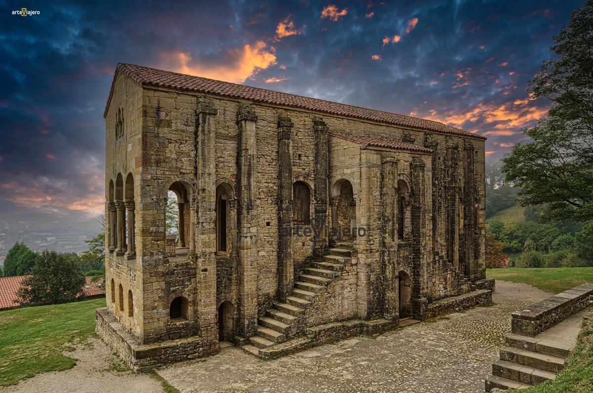 arteviajero_com's tweet photo. Hoy celebramos el #DíaDeAsturias con Santa María del Naranco (Oviedo, Asturias), datada en el S. IX y una de las grandes maravillas del Arte Prerrománico Asturiano. En ella destacamos la esbeltez de sus proporciones y su refinada decoración #BuenosDias #FelizMiércoles https://t.co/QT5Z4vVqBS