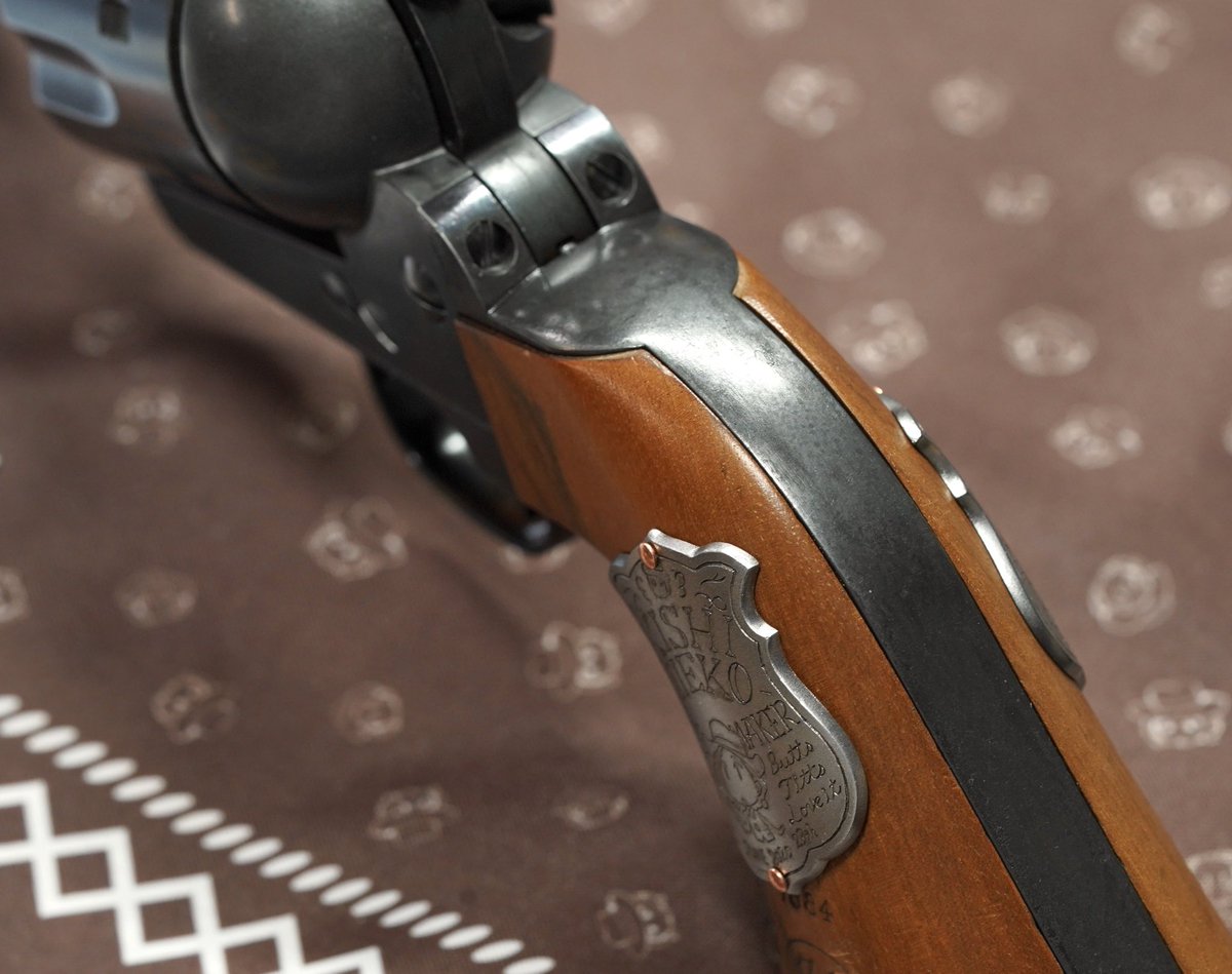 見栄子チーフグリップメダリオンはタナカワークスSAA 1st.グリップにうまく付けられるとこういう感じになる。 