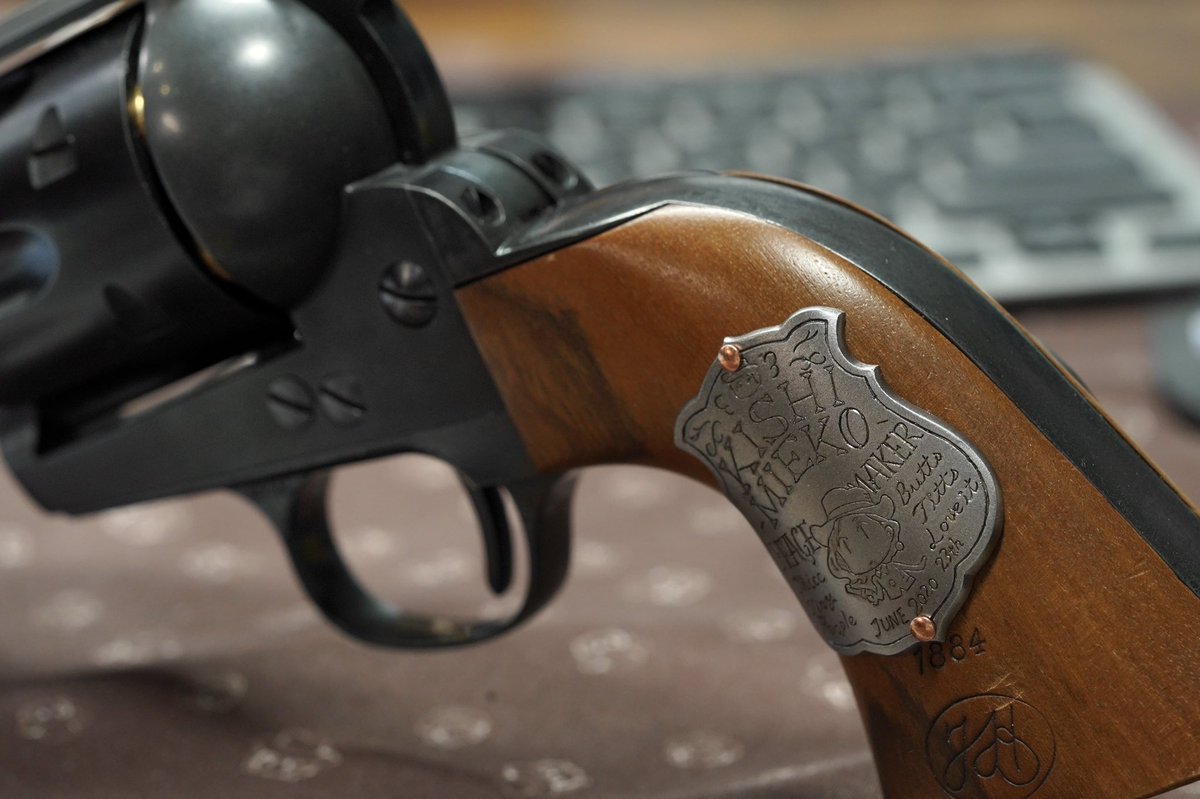 見栄子チーフグリップメダリオンはタナカワークスSAA 1st.グリップにうまく付けられるとこういう感じになる。 