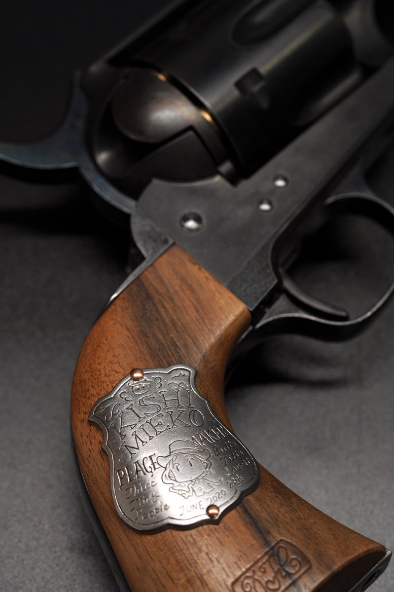 見栄子チーフグリップメダリオンはタナカワークスSAA 1st.グリップにうまく付けられるとこういう感じになる。 