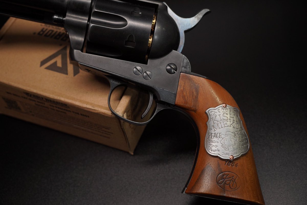 見栄子チーフグリップメダリオンはタナカワークスSAA 1st.グリップにうまく付けられるとこういう感じになる。 