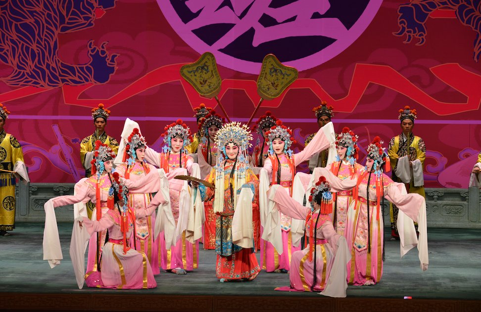 AnhuiOpera's tweet photo. 🎵The Drunken Concubine is one of the most classic plays of #HuiOpera.
It tells the tale of Emperor Xuanzong of the Tang Dynasty (618-907) and Yang Yuhuan, his beloved concubine, who made an appointment that the emperor missed.💔 #AnhuiOpera https://t.co/oEderp5v0Q