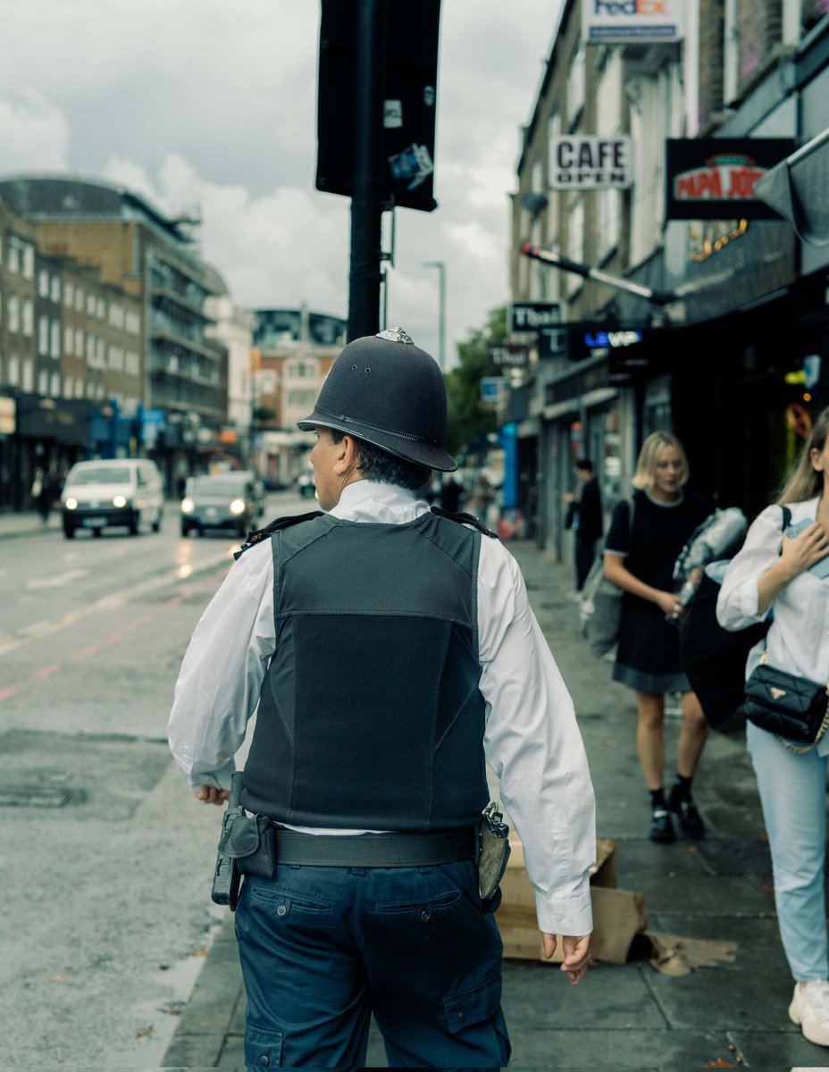 2idiots1shot's tweet photo. Hi Mr. Officer
.
#streetphotography #streetphotographer #Camden https://t.co/FWN9BddvbA