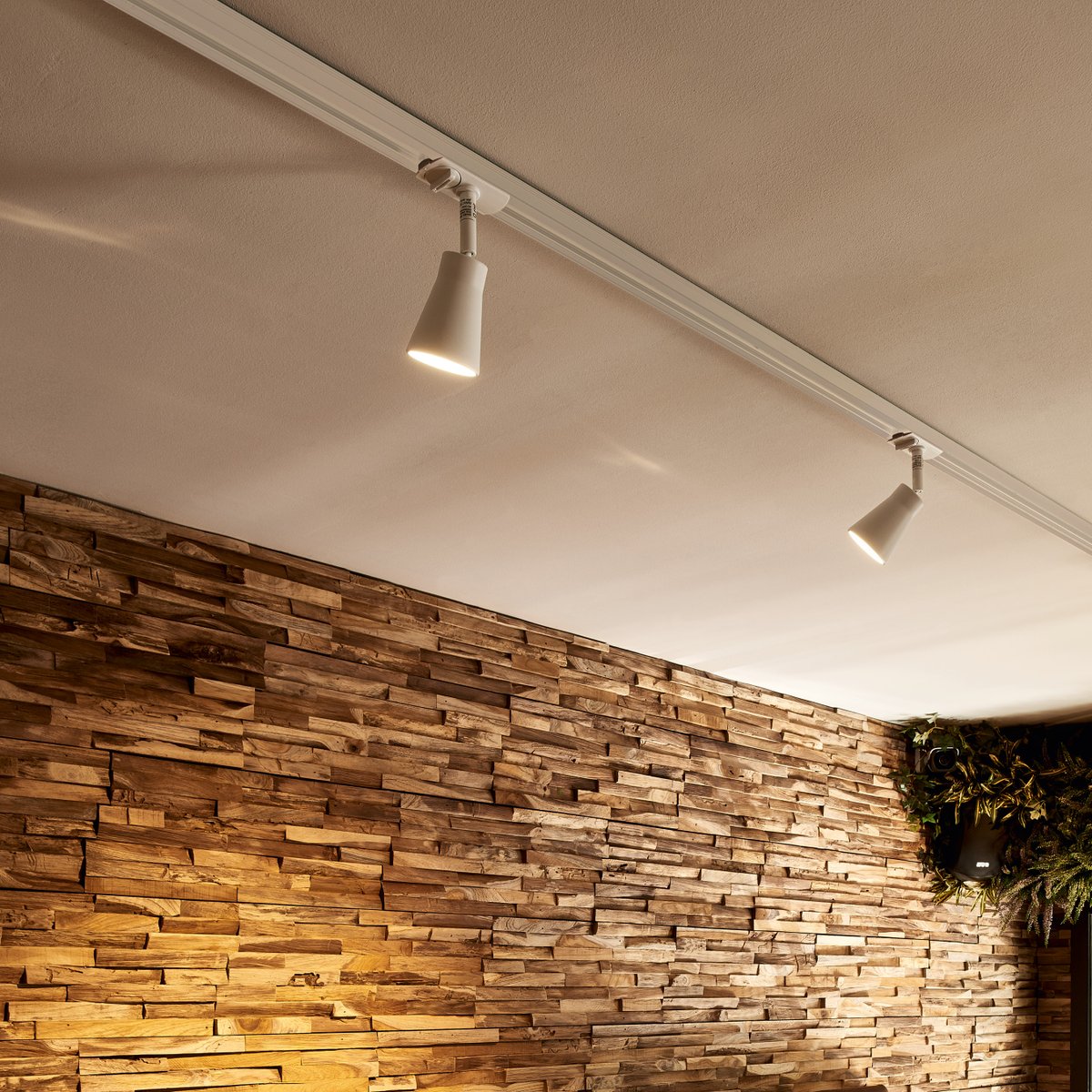 slvnorway's tweet image. SLV AVO TRACK 😍 ATTRAKTIV EFFEKTBELYSNING 

Se mer online: bit.ly/3Ku1BZT

#slv #slvlys #experiencelight #avotrack #spotlight #trackspot #effektbelysning #butikkbelysning #innendørsbelysning #BW22 #eliaden2022 #eliadenutstiller  #ELNR