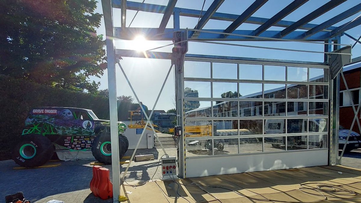 Rolflex's tweet photo. Even monster trucks need a home. This monster truck in Italy got himself a shiny new shelter with Compact doors all around. Nice project by I.R. Doors and Compact Door Italia! #compactdoor #rolflex Read more about the possibilities on our website https://t.co/E3gcLzosl7 https://t.co/niVmeQiodG