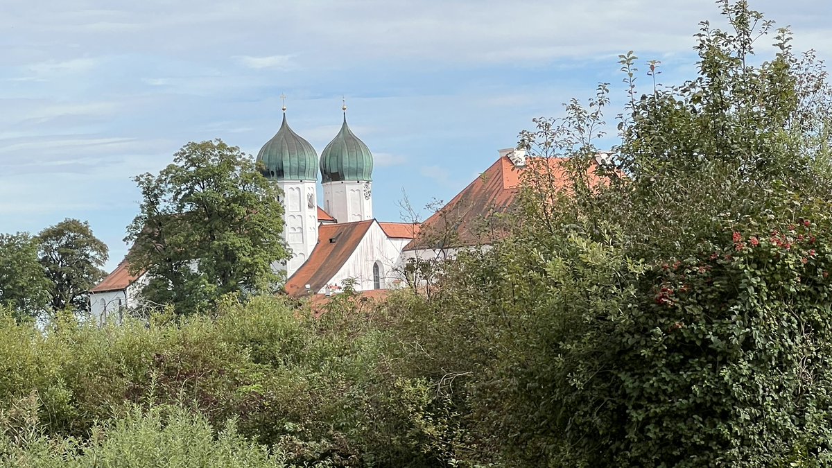 guidoquelle's tweet photo. Heute startet das Internationale Marken-Kolloquium nach einem schönen informellen Start gestern Abend auch offiziell. @MKolloquium wird hier unter #IMK2022 regelmäßig Eindrücke posten. Viel Freude und viele Grüße aus dem Kloster Seeon. #Strategie #Marke #Wachstum https://t.co/UTweZOcWJs