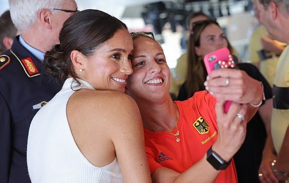 honesty_lover5's tweet photo. Beautiful morning #Universe.
Excellent morning #PrincessMeghan.
Great morning #SussexSquad
Bestest morning #Everyone.
Do have a blessed day.
Good morning. https://t.co/tFgMkxuS2t