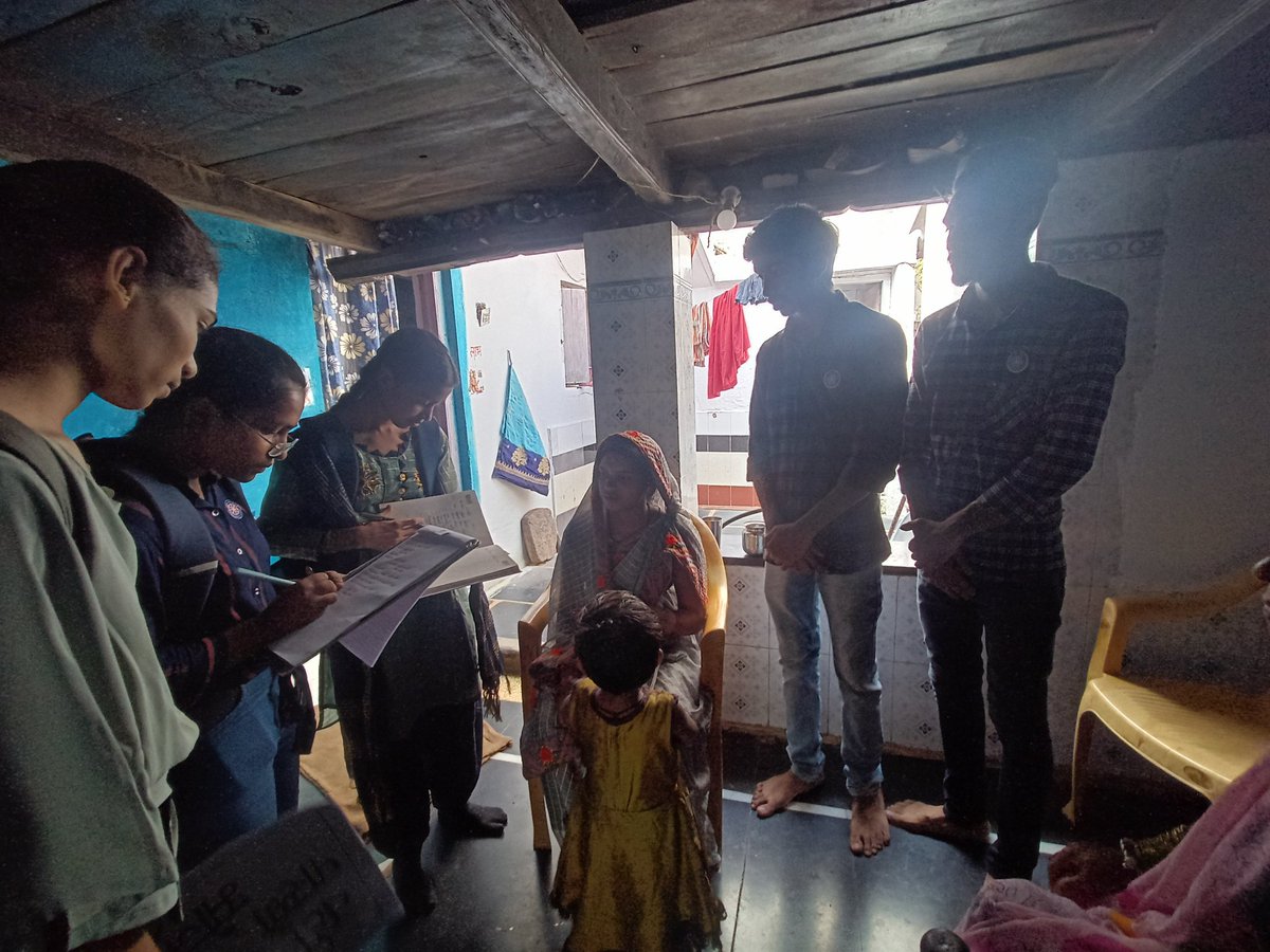 YASMinistry's tweet photo. To mark the #NationalNutritionMonth, an awareness programme was organised by the NSS unit of Govt. Engineering College Raipur in Khilora village, Chhattisgarh, to make the villagers &amp; primary school kids aware of having nutritious meals. 

#PoshanMaah | #YuvaBharat https://t.co/ievnW26eU1