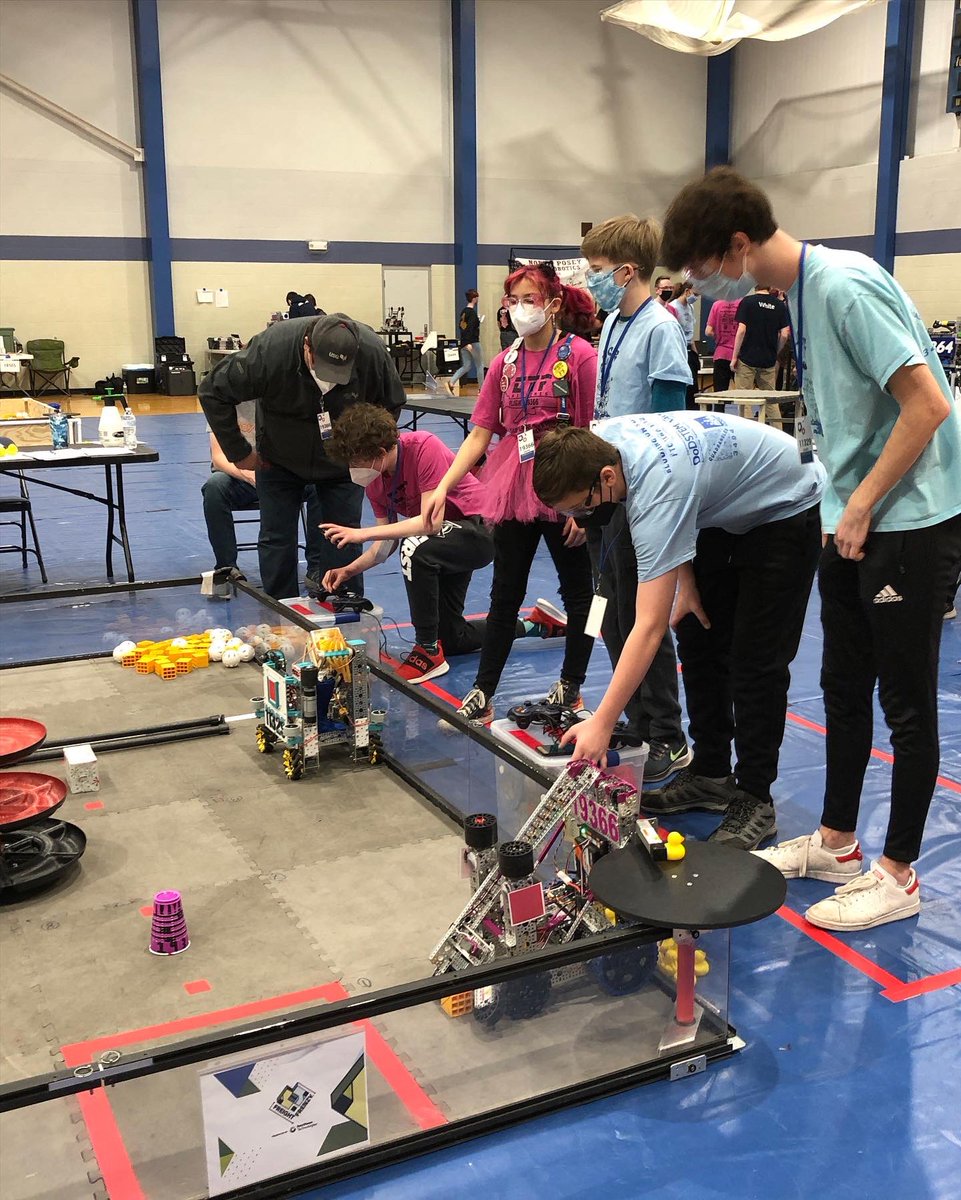 FTC11329's tweet image. You know what is cool? FIRST robots and hot air balloons! See both at Balloon Fest Thursday-Saturday. Our good friends @ctf19366 will be there helping us out #friendswithrobots