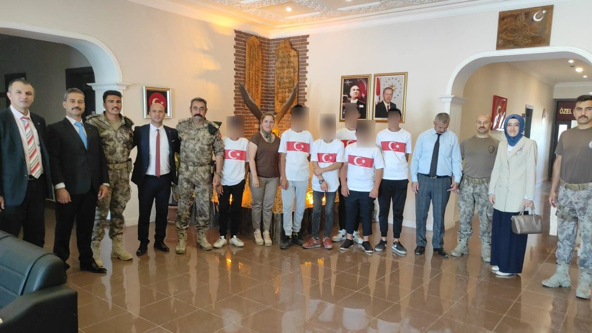 Konya Denetimli Serbestlik Müdürlüğü, eğitim ve iyileştirme faaliyeti kapsamında denetimli serbestlik yükümlüsü çocuklar ve müdürlük personeli ile birlikte Konya 3. Ana Jet Üssü Komutanlığına ve Konya Özel Harekât Müdürlüğüne ziyaret gerçekleştirdi. 
<a href="/mutluaksoyy/">Mutlu AKSOY</a> <a href="/OZTRK_alprn/">Alperen ÖZTÜRK</a>