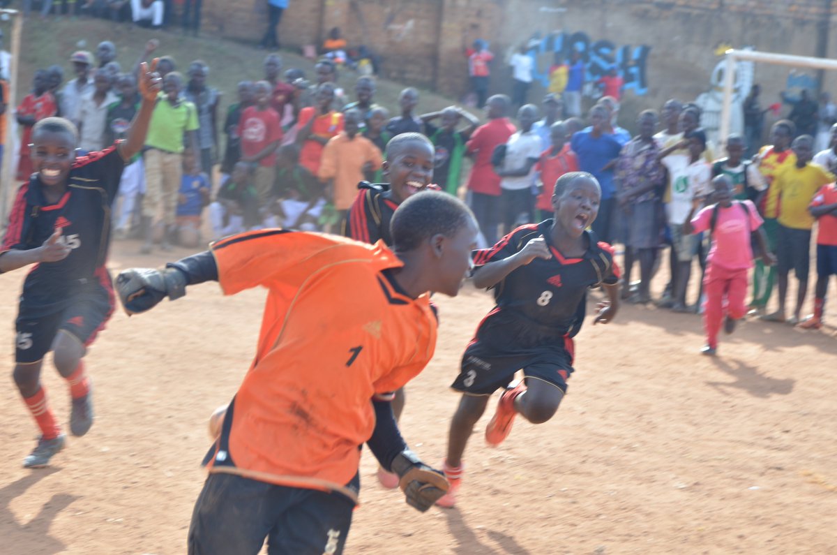 WatotoWasoka's tweet photo. #TBT
📆: 2016
📍: Kamwokya
Mayambala leads the celebrations, joined by Karim, Alfred &Kakande after leading Uganda Martyrs P/S to the 2016 #SlumsDerby championship in Kamwokya.
#FootballKids #FootballMadeInSlums https://t.co/O8L6H582iy