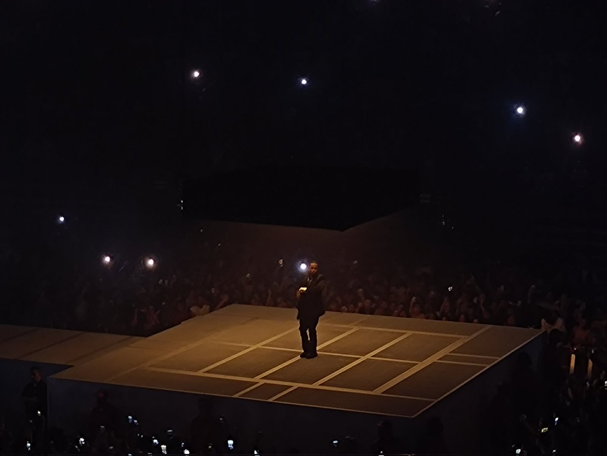 acarriedog11's tweet photo. GOAT @kendricklamar #BigSteppersTour https://t.co/rEmy7kvhC9