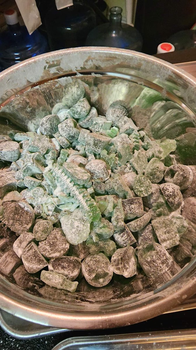 Green apple hard candy!

#Sugr
#DoomsdayGourmet 
#Candy 
#SmallBusiness 
#FamilyOwned 
#StaySweet