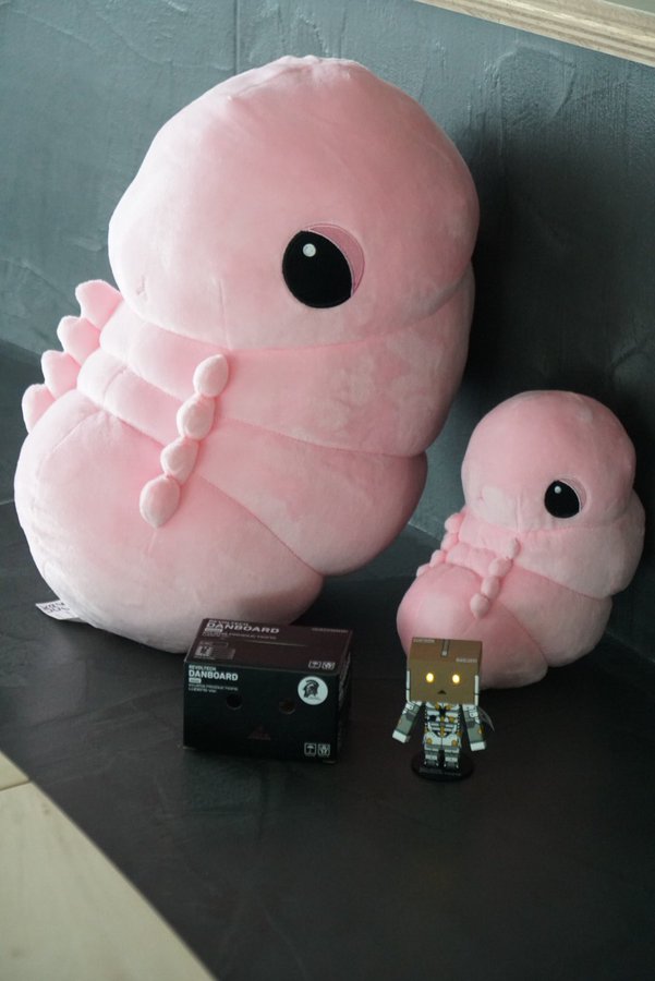 HIDEO_KOJIMA_EN's tweet photo. Cryptobiosis stuffed animals (cushions), just in time, will be available at TGS! 🌈🦀☔🌱👻🌪💀👶👍🫶 https://t.co/05ThfM8XzG