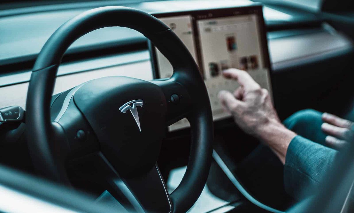 Journalistico's tweet photo. @Tesla steht in der Kritik. Neben einer Klage wegen Datenschutzbedenken wird auch die Werbung des Konzerns kritisiert. Mehr unter: 

#Tesla #vzbv

https://t.co/CHM8xTMvH9 https://t.co/GATWK9dMFk