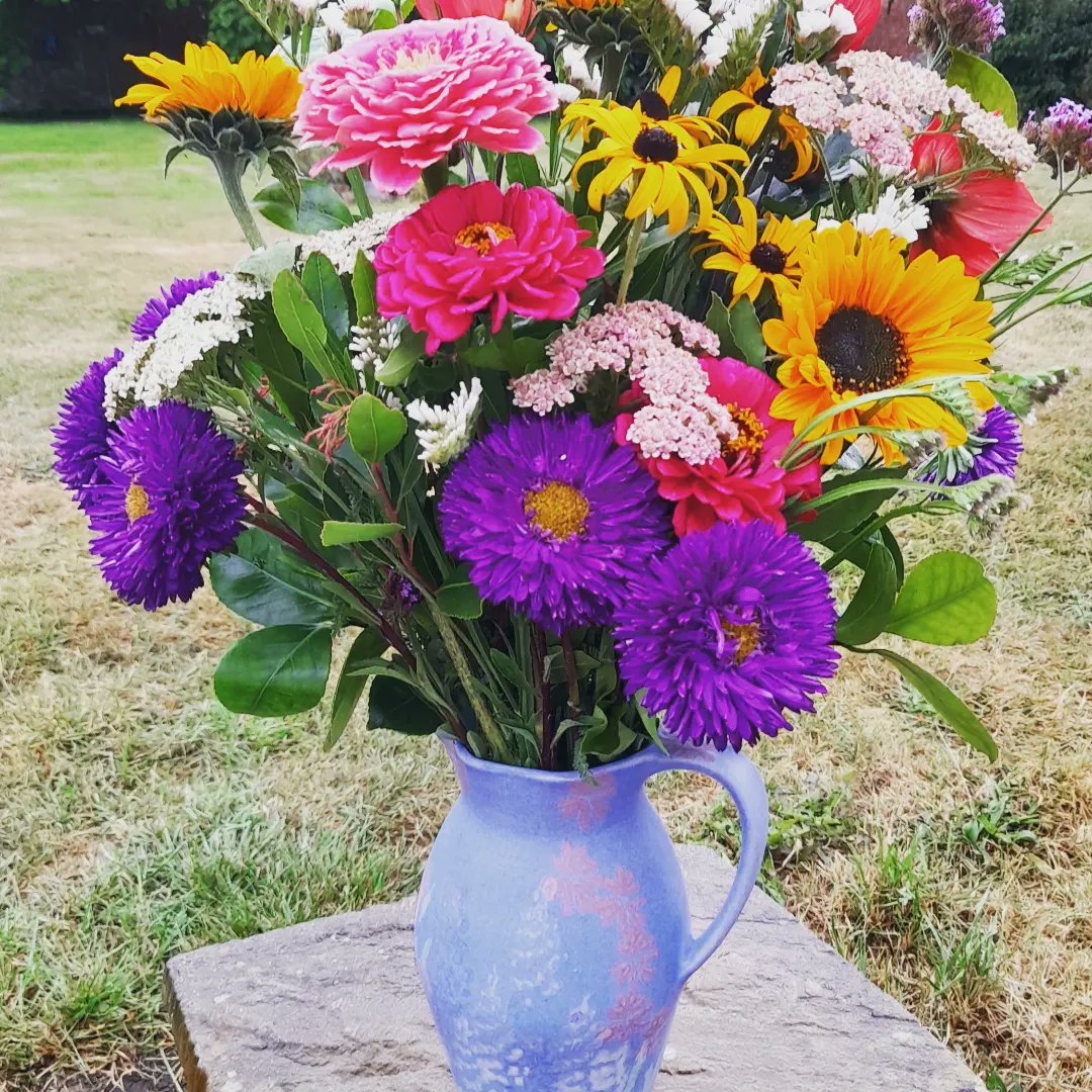 Our very first flower picking &amp; bouquet making evening was a great success. Big thanks to everyone who came along and showed such enthusiasm and support. And huge thanks to Jill our brilliant florist from Mor Flowers.

#seasonalflowers #localflowers #homegrown