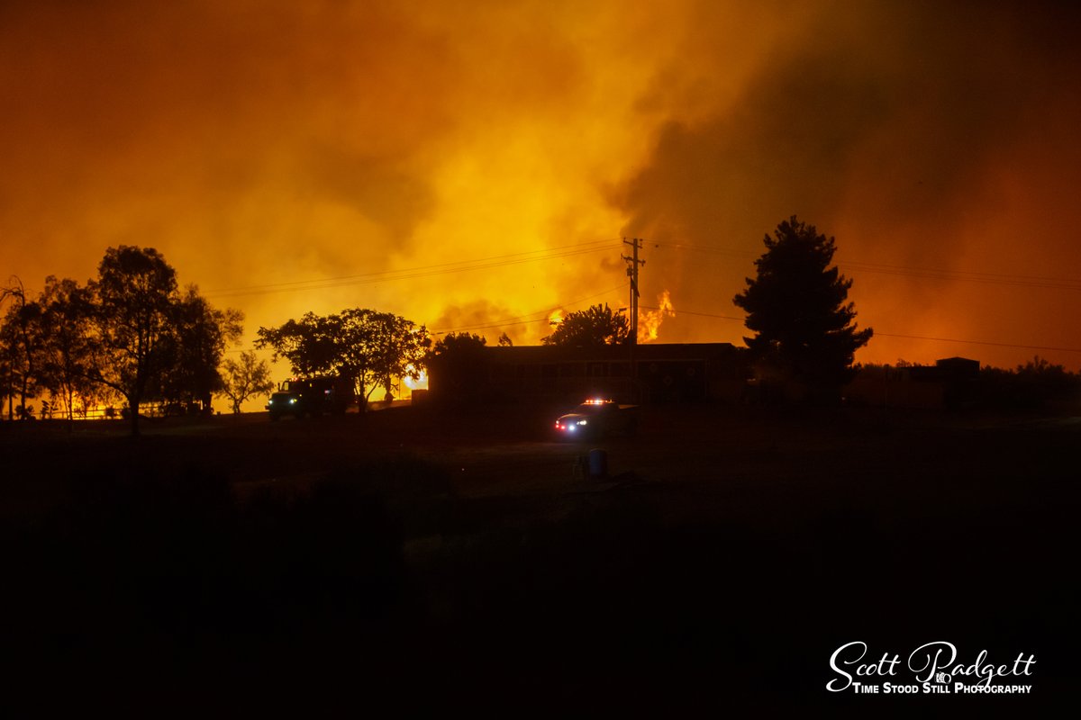 TimeStoodStillP's tweet photo. Some photos from the Fairview Fire tonight. @CALFIRERRU @CALFIRE_PIO #fairviewfire @CALFIRE_CHIEF @TheValleyNews https://t.co/iISMX5uig1