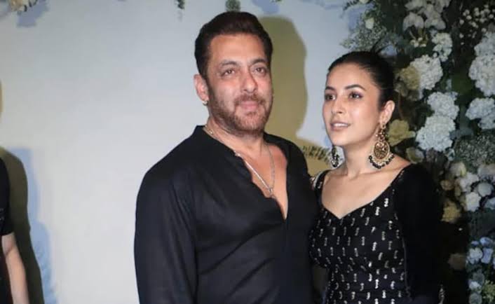 BollywoodBuddie's tweet photo. "#SalmanKhan ke Samne meri fan following kya hai? Wo #Salmankhan hai, unki Movie chalegi hi chalegi" - #ShehnaazGiII

#KisiKaBhaiKisiKiJaan @BeingSalmanKhan https://t.co/XqzrnjQOWS