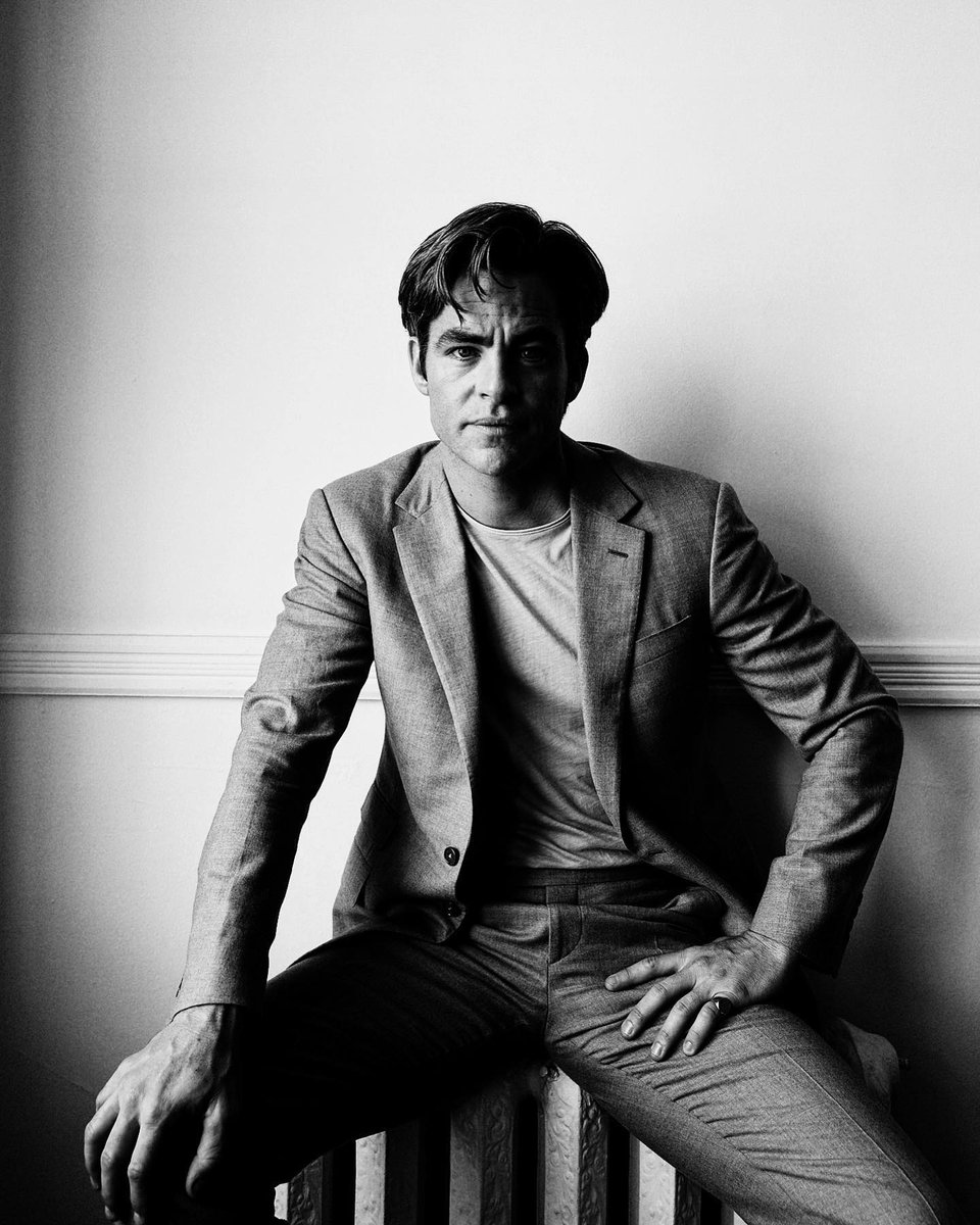 chrispine_love's tweet photo. 1️⃣ NEW/OLD outtakes of Chris Pine photographed by Jake Chessum for People Magazine at TIFF 2018!
#ChrisPine #tiff2018 https://t.co/dzSqyOYYAG