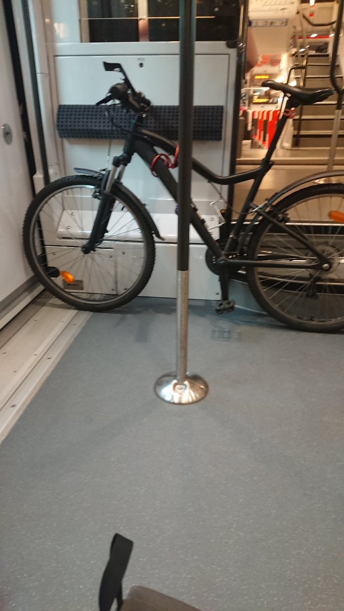 RedSiren9's tweet photo. Merci @lignesNetU_SNCF d'avoir supprimé les espaces vélo !! Obligé de rester à proximité, debout, sous le regard méprisant des autres usagers, un vrai plaisir ! #cetaitmieuxavant https://t.co/r1xMRd7xsq