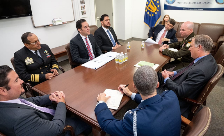 hondunewshnn's tweet image. Héctor Zelaya y José Manuel Zelaya se reúnen con el subsecretario de Defensa de EE.UU.

 #DanielPErickson
 #HéctorManuelZelaya 
#hondunewshnncom 
#JoséManuelZelaya 
#SecretaríadeDefensa

hondunewshnn.com/hector-zelaya-…