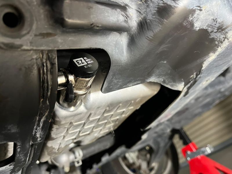 EZ40838915's tweet photo. こんばんは。ご購入者様の許可を得て実際の画像での適合情報です(好評により再登場です)。#エブリイワゴン #da17w には #ez106 と #al106 (新タイプ)が必要です♪真っ新のようなこの車でドライブは楽しいでしょうね!!!
#オイル交換 #メンテナンス #ezバルブ https://t.co/XWzEr7yR6Y