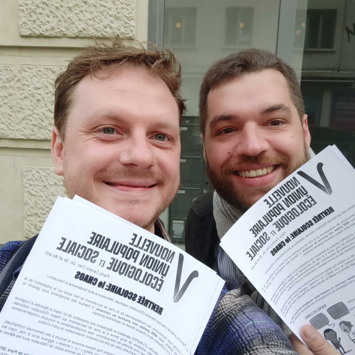 LFIPARISCENTRE's tweet photo. Devant les écoles de #parisCentre pour réclamer des titularisations de profs et de meilleurs salaires ! ✊
#circo7501 https://t.co/ySz9veXf9w