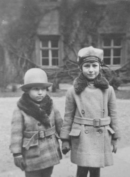 aufpolieren's tweet photo. Mit einem kleinen Koffer und ein paar Familienfotos wurde Marga Levy von der Mutter zum Bahnhof gebracht.

Einer der letzten #Kindertransporte rettete sie als einzige ihrer Familie vor dem deutschen Terrorregime. Sie gründete eine Familie, ging in die USA und wurde 90 Jahre alt. https://t.co/35Vdc9CVGi