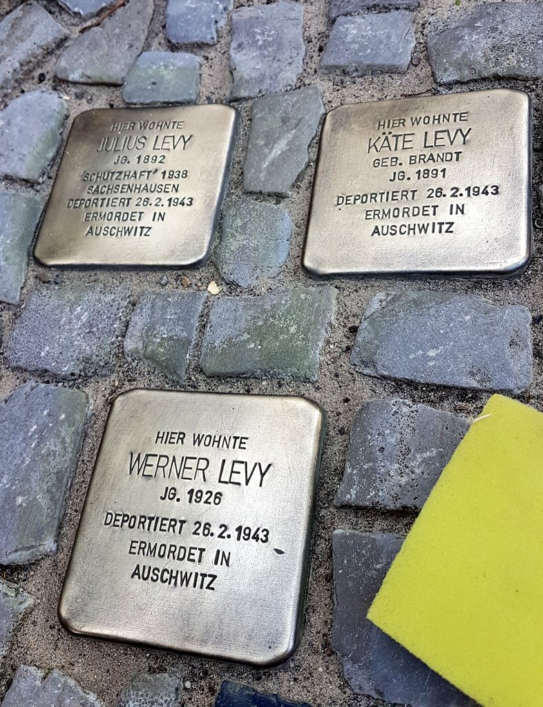 aufpolieren's tweet photo. Mit einem kleinen Koffer und ein paar Familienfotos wurde Marga Levy von der Mutter zum Bahnhof gebracht.

Einer der letzten #Kindertransporte rettete sie als einzige ihrer Familie vor dem deutschen Terrorregime. Sie gründete eine Familie, ging in die USA und wurde 90 Jahre alt. https://t.co/35Vdc9CVGi