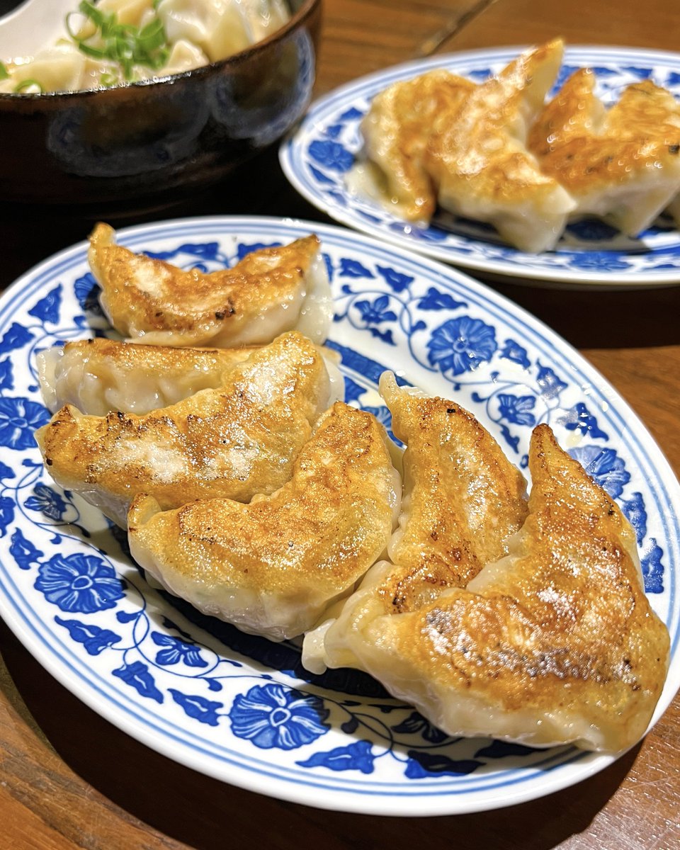 【100日餃子生活48日目4軒目】
大阪の天満にある「黒龍天神樓」は、オリエンタルバルと称した、中華バル的なお店。
具だくさんな「焼餃子 6個440円」もさることながら、油カス入りの「麻婆豆腐 968円」がおもしろい！
油カスとは牛ホルモンをカリカリに揚げたもので、カスうどんのように旨味アップ！