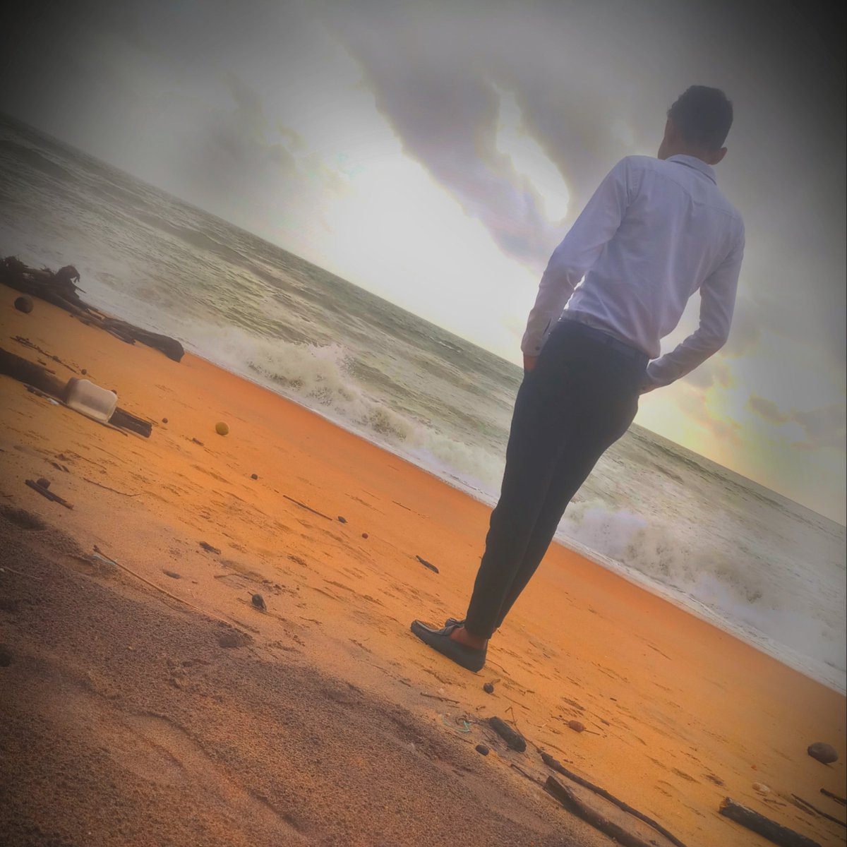 msihan48's tweet photo. හමුවීම කෙසේ වෙතත් සමු ගැනීම සුන්දර විය යුතුයි...😌❤️ https://t.co/2Q5c9dtXBl