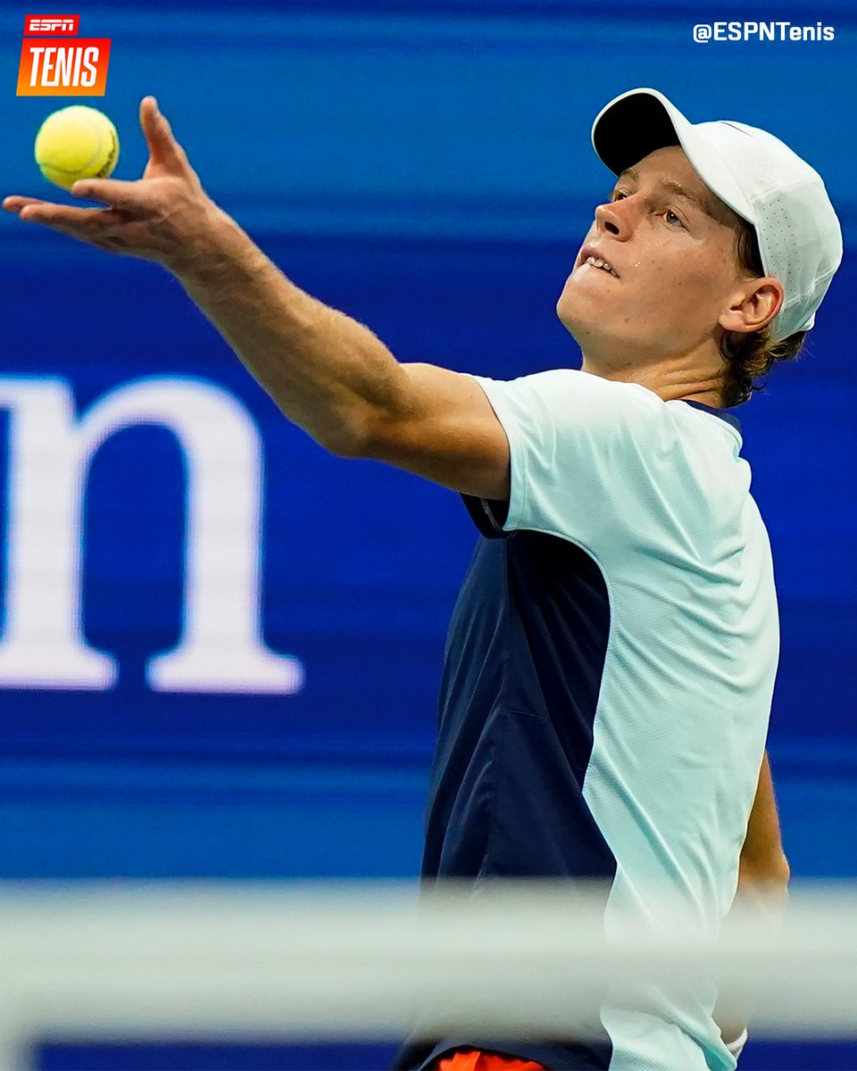 ¡CARLITOS GANÓ EL MEJOR PARTIDO DEL AÑO! 🔥

En la madrugada neoyorkina, 🇪🇸 Alcaraz brilló, gustó y ganó: luego de salvar un match point, superó 6-3, 6-7 (7), 6-7 (0), 7-5 y 6-3 a 🇮🇹 Sinner y por primera vez es semifinalista del #USOpen. 

🔜 ¡Qué duelo le espera contra Tiafoe!