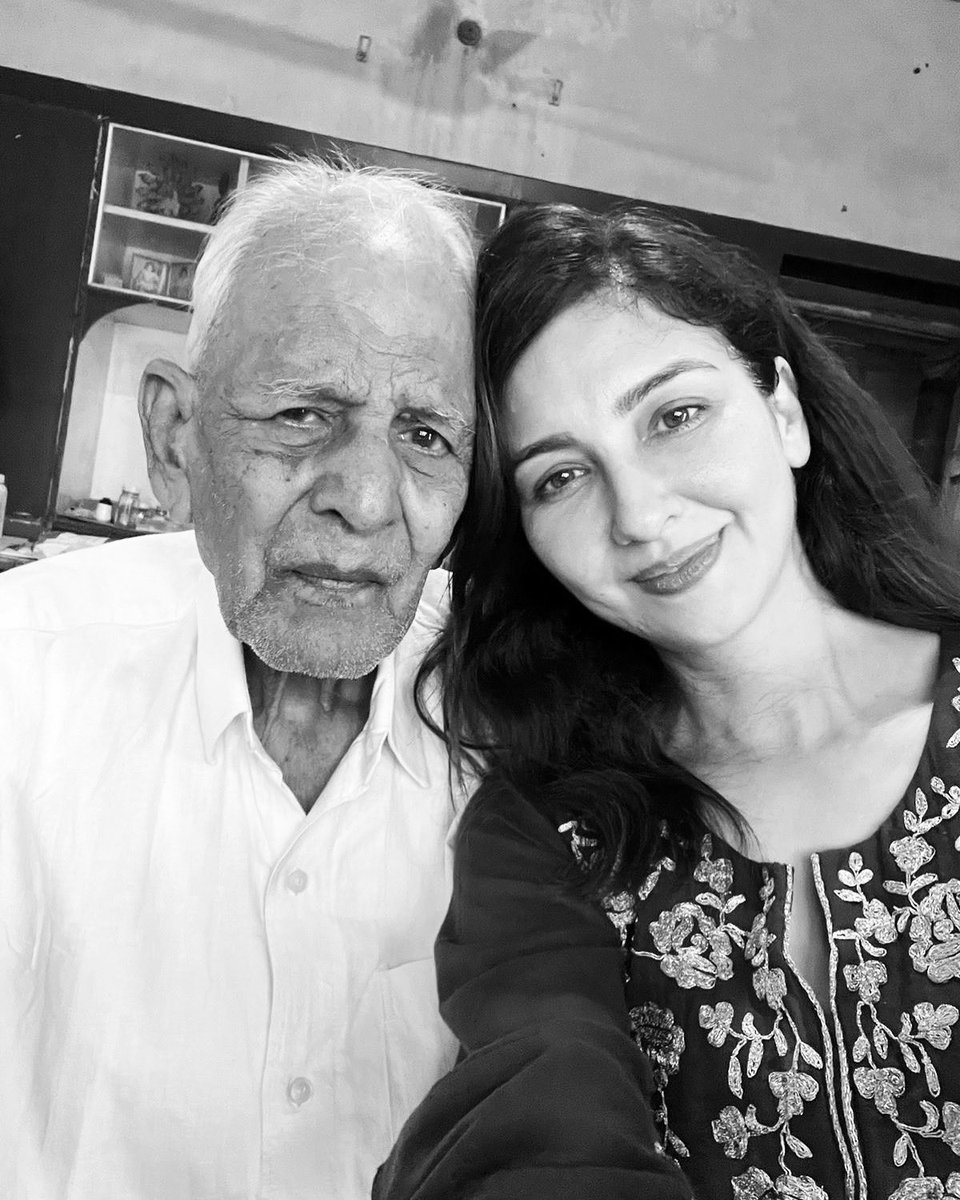 saumyatandon's tweet photo. Mere pyaare tauji. Meeting him after 5 years, 89 years old and does all his work himself. Wish you health. See you soon. So proud of you https://t.co/fNV0tQK66w